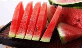 同学教室吃瓜,同学间的闲话时光