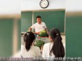 同学教室吃瓜,同学间的闲话时光