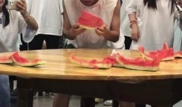 同学教室吃瓜,同学间的闲话时光