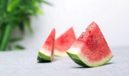 夜里梦见自己吃瓜,瓜果飘香，夜半梦回瓜田