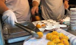 80后夫妻在家吃瓜,共享瓜果乐趣