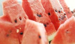 吃瓜打蚊子,巧用吃瓜技巧驱赶恼人蚊子