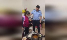 警察出警小孩吃瓜,警察出警时，小孩的“吃瓜”瞬间