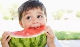 吃瓜打孩子,孩子成长中的争议与反思