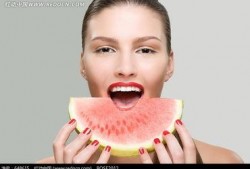 美女快乐吃瓜图片大全,美女们的快乐吃瓜时光