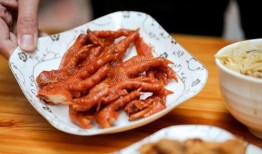 啃鸡爪吃瓜,品味夏日悠闲时光