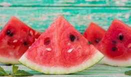 朋友聚餐吃瓜文案,欢乐无限，朋友情谊浓