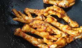 啃鸡爪吃瓜,品味夏日悠闲时光