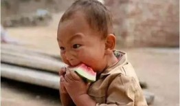 和宝宝直播吃瓜,萌态十足，网友直呼可爱到爆