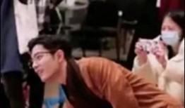 接吻吃瓜的视频,接吻吃瓜视频走红网络