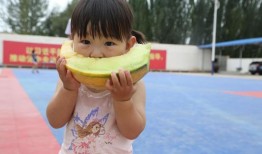 和宝宝直播吃瓜,萌态十足，网友直呼可爱到爆