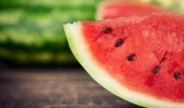 朋友聚餐吃瓜文案,欢乐无限，朋友情谊浓