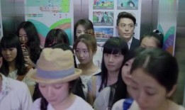 小伙楼梯吃瓜,小伙的独特吃瓜姿势走红网络