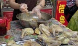 80后夫妻在家吃瓜,共享瓜果乐趣