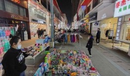 蚌埠金街吃瓜,夏日吃瓜盛宴，街头巷尾的清凉诱惑