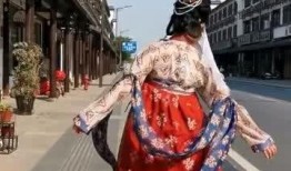 换装汉服吃瓜,换装体验，吃瓜群众的新乐趣