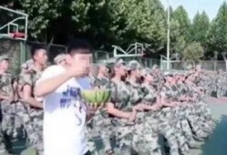 军训吃瓜图,吃瓜图背后的欢乐瞬间