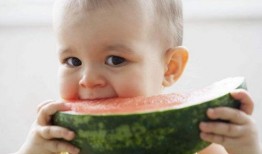 夏季吃瓜宝宝照片图