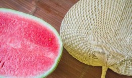 吃瓜压到脚,意外事件引发的生活启示录