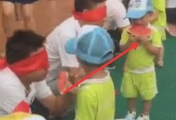 小孩看热闹吃瓜,小观众眼中的热闹“吃瓜”现场