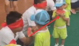 小孩看热闹吃瓜,小观众眼中的热闹“吃瓜”现场