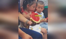 小孩看热闹吃瓜,小观众眼中的热闹“吃瓜”现场